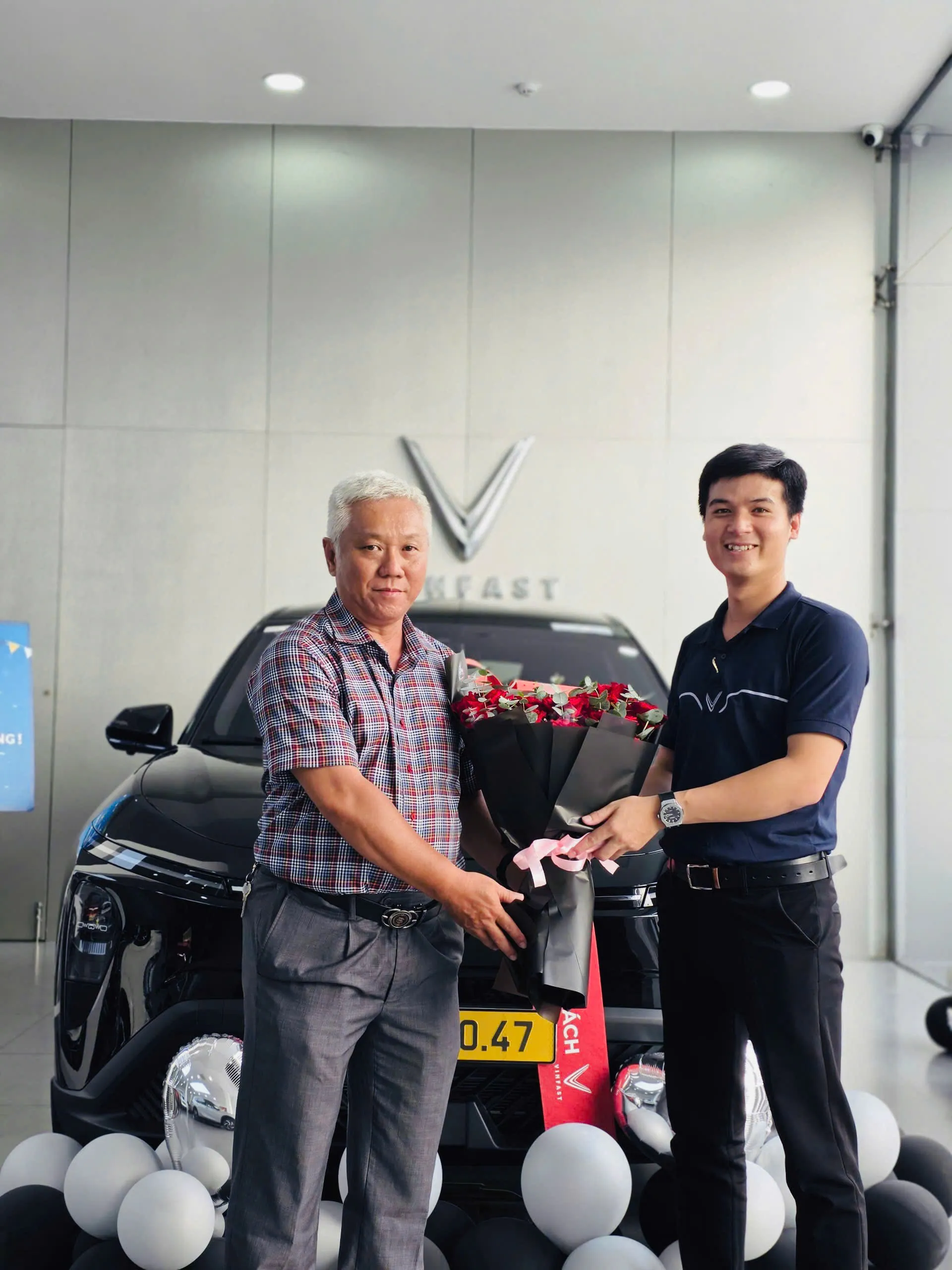 Khách hàng VinFast tại showroom Võ Văn Kiệt