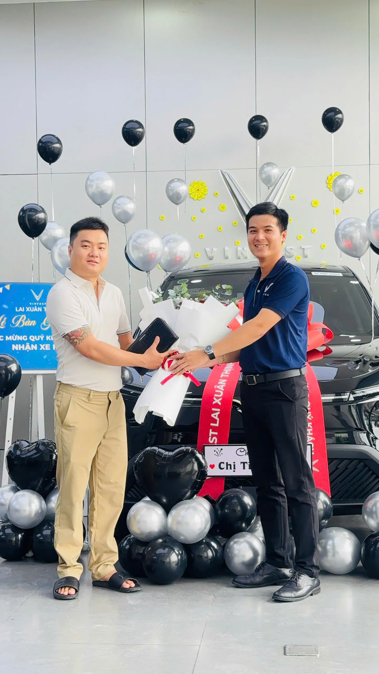 Khách hàng bên xe VinFast mới tại showroom