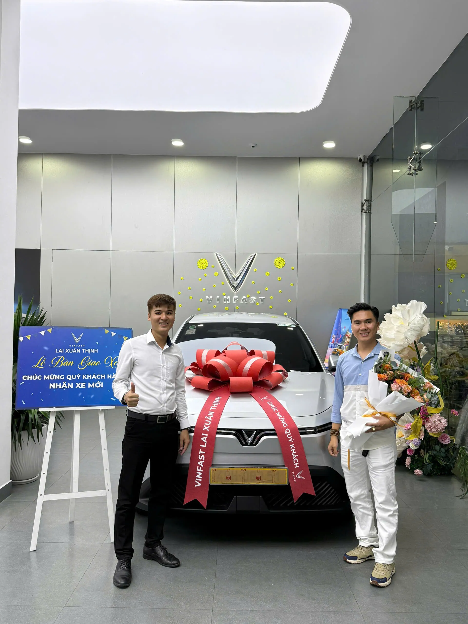 Khách hàng nhận xe VinFast tại Võ Văn Kiệt