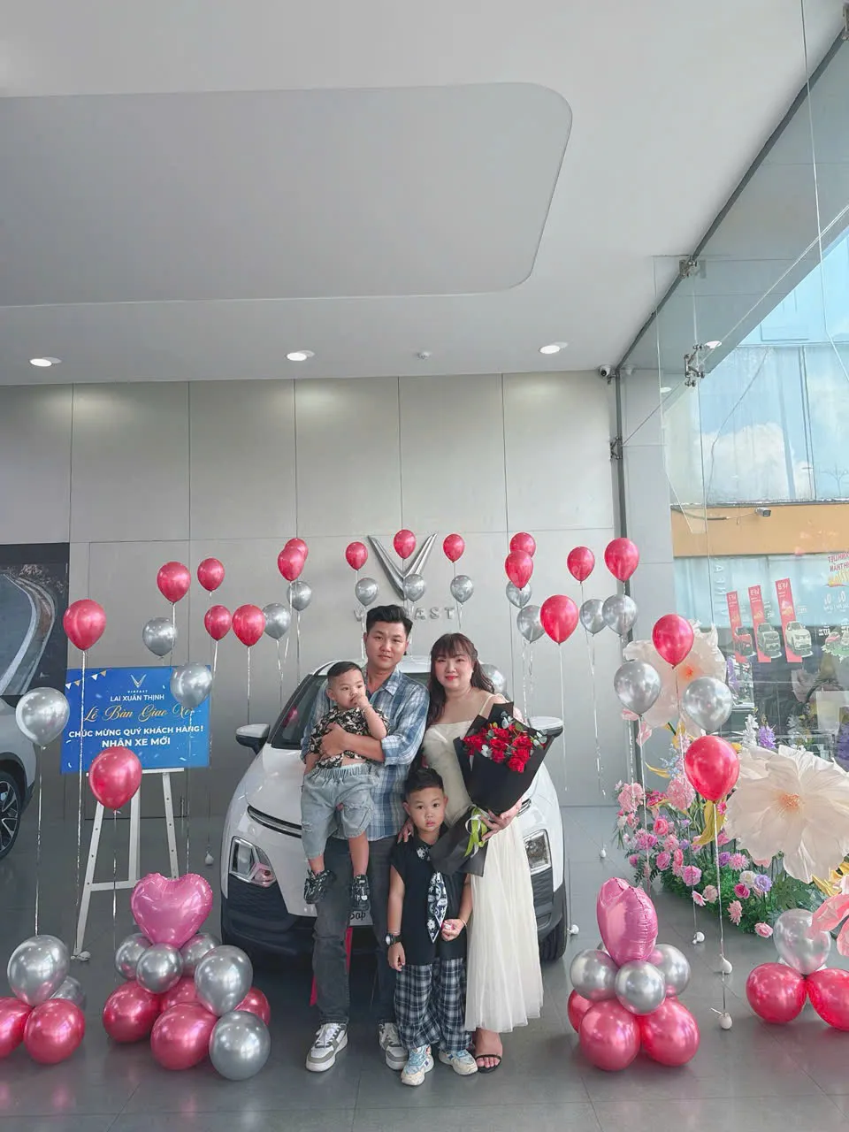 Khách hàng nhận xe điện VinFast