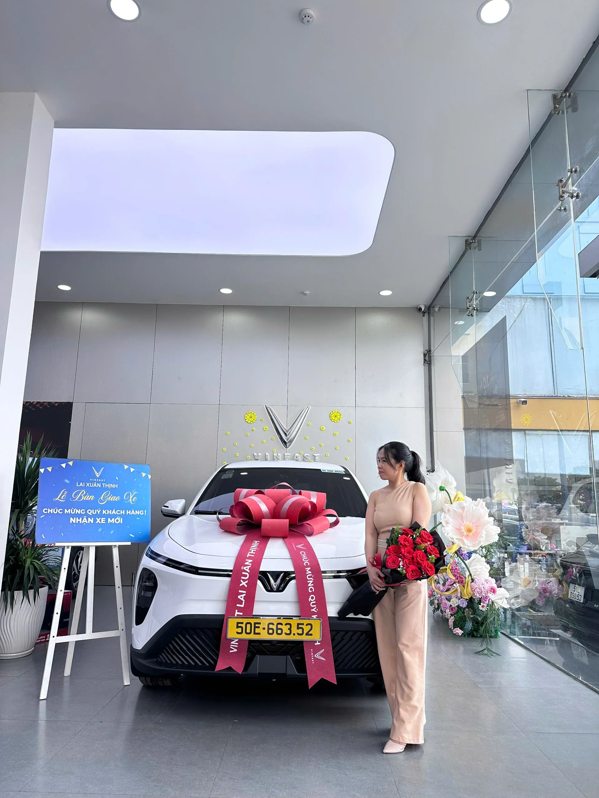 Giao xe VinFast cho khách hàng Quận 5