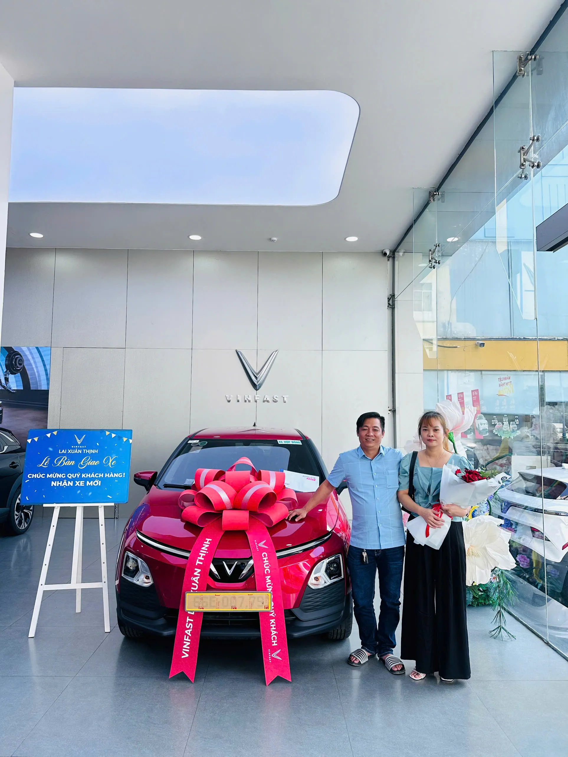 Khách hàng hạnh phúc nhận xe VinFast TP.HCM