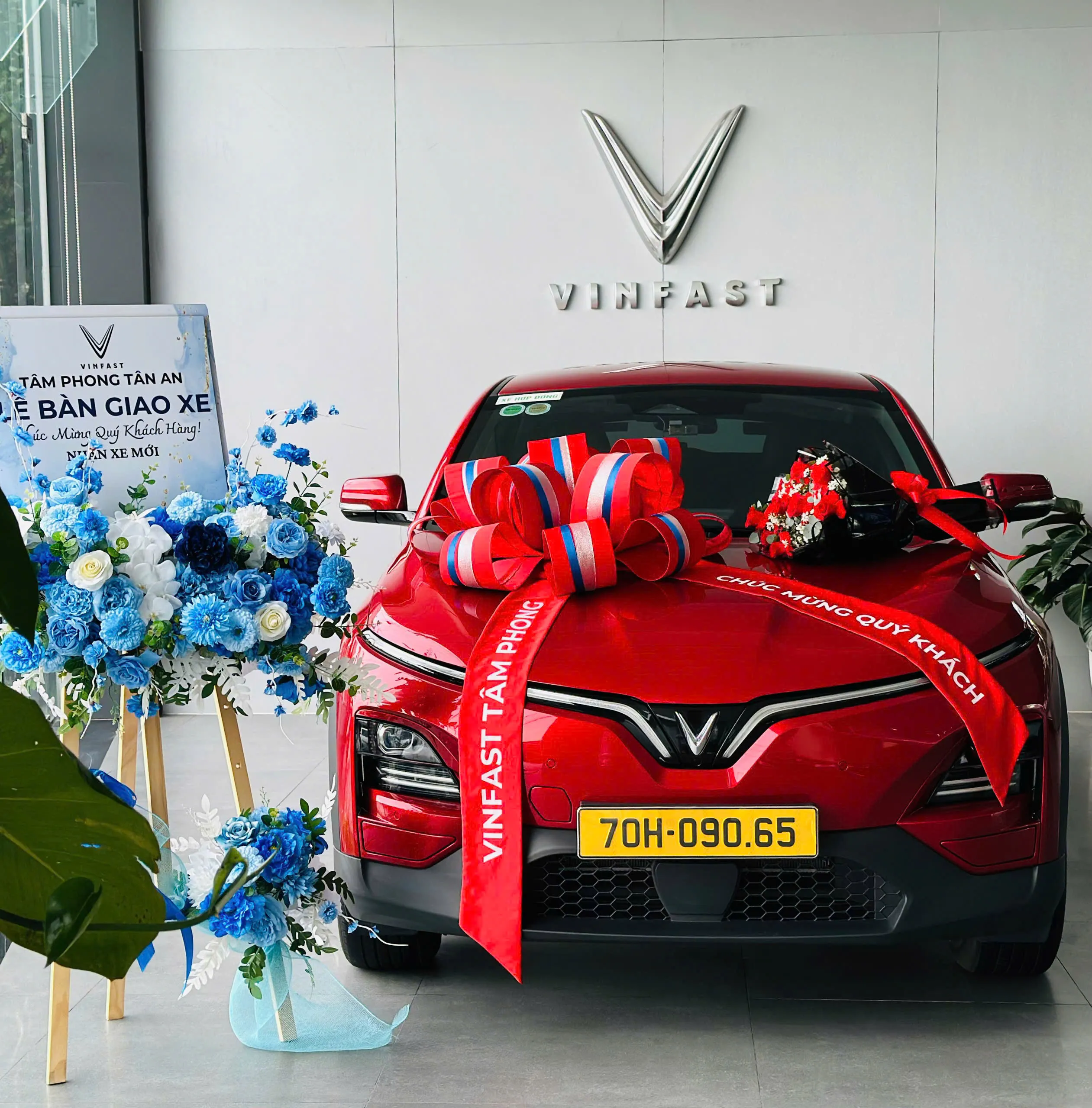 Khách hàng VinFast tại showroom