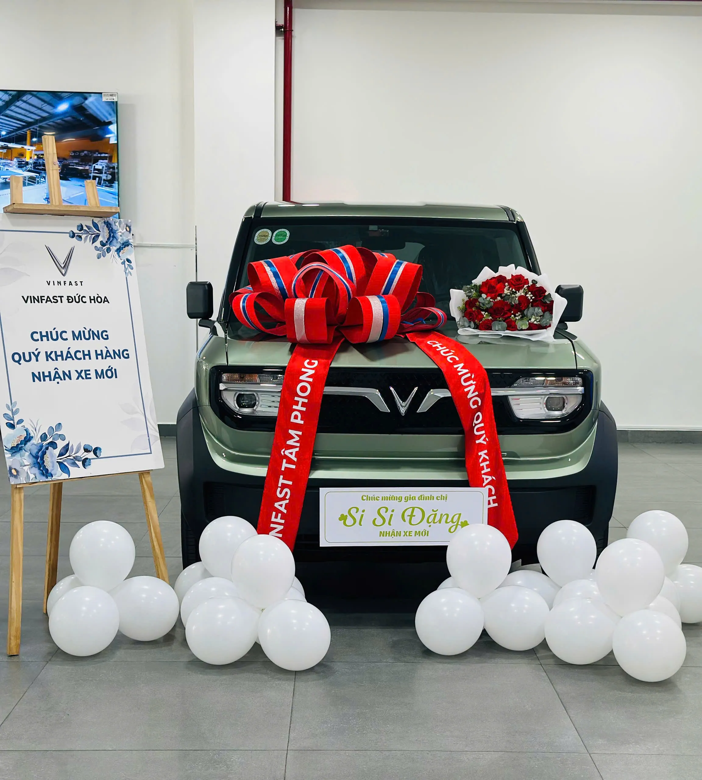 Khách hàng hạnh phúc nhận xe VinFast